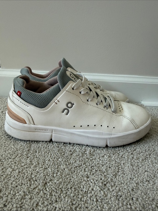 On Running Shoes - On Cloud | The Roger Women’s size 6.5